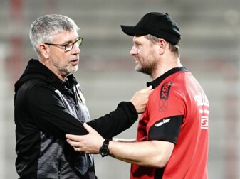 Die Trainer Urs Fischer und Steffen Baumgart (r) unterhalten sich nach einem Spiel. Die Trainer Urs Fischer und Steffen Baumgart (r) unterhalten sich nach einem Spiel.