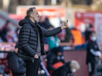 Stuttgarts Trainer Pellegrino Matarazzo steht gestikulierend am Rand des Spielfelds. Stuttgarts Trainer Pellegrino Matarazzo steht gestikulierend am Rand des Spielfelds.