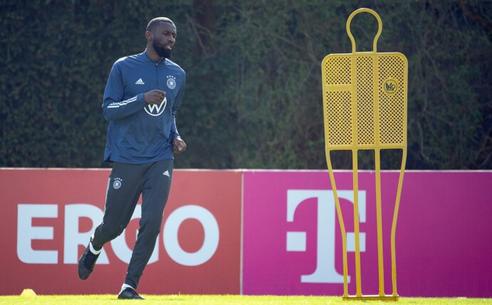 Ist noch beim FC Chelsea unter Vertrag: Nationalspieler Antonio Rüdiger beim Training des DFB-Teams.