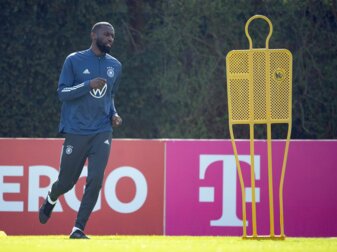 Ist noch beim FC Chelsea unter Vertrag: Nationalspieler Antonio Rüdiger beim Training des DFB-Teams. Ist noch beim FC Chelsea unter Vertrag: Nationalspieler Antonio Rüdiger beim Training des DFB-Teams.
