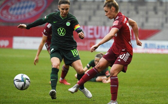 Linda Dallmann (r) spielt den Ball im Hinspiel vor der Wolfsburgerin Svenja Huth.