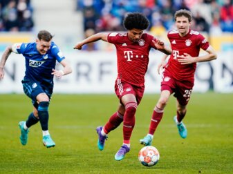 Der Vertrag von Serge Gnabry (M.) beim FC Bayern München läuft aus. Der Vertrag von Serge Gnabry (M.) beim FC Bayern München läuft aus.