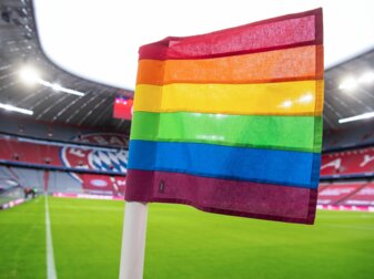 Die Regenbogenfahne steht weltweit als Symbol für die Akzeptanz sexueller und geschlechtlicher Vielfalt. Die Regenbogenfahne steht weltweit als Symbol für die Akzeptanz sexueller und geschlechtlicher Vielfalt.