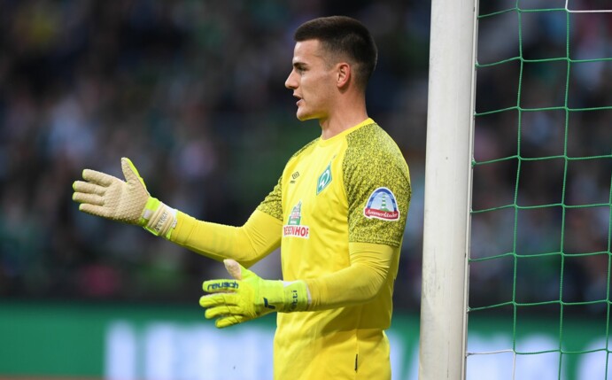 Werder-Torwart Michael Zetterer ist positiv auf das Coronavirus getestet worden.