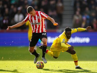 Der FC Brentford verlängerte den Vertrag mit Vitaly Janelt (l). Der FC Brentford verlängerte den Vertrag mit Vitaly Janelt (l).