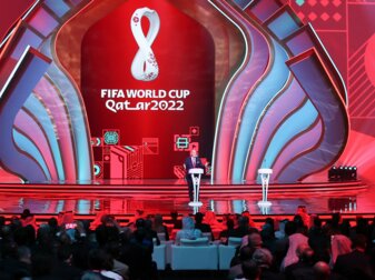 Fifa-Präsident Gianni Infantino spricht zu Beginn der Auslosung auf der Bühne. Fifa-Präsident Gianni Infantino spricht zu Beginn der Auslosung auf der Bühne.