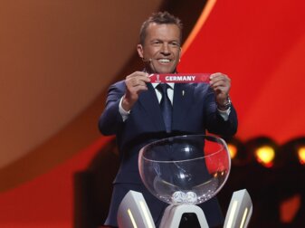 Lothar Matthäus lächelt das er Los von Deutschland in Händen hält. Lothar Matthäus lächelt das er Los von Deutschland in Händen hält.