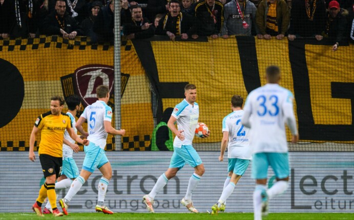 Schalkes Simon Terodde (M) jubelt nach seinem Elfmetertor zur 1:0-Führung in Dresden.