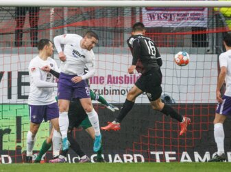 Visar Musliu vom FC Ingolstadt (r) trifft zum 2:0. Links daneben kann Aues Anthony Barylla den Ball nicht abwehren. Visar Musliu vom FC Ingolstadt (r) trifft zum 2:0. Links daneben kann Aues Anthony Barylla den Ball nicht abwehren.