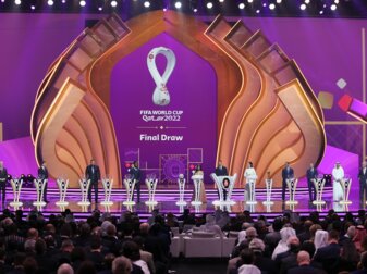 Die «Losfeen» stehen zu Beginn der Auslosung auf der Bühne.