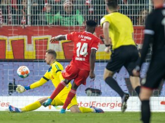 Berlins Taiwo Awoniyi (M) überwindet den Kölner Torwart Marvin Schwäbe (l) zum 1:0. Berlins Taiwo Awoniyi (M) überwindet den Kölner Torwart Marvin Schwäbe (l) zum 1:0.