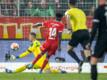 Berlins Taiwo Awoniyi (M) überwindet den Kölner Torwart Marvin Schwäbe (l) zum 1:0.