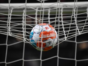 Unbekannte sollen fünf Schweinsköpfe vor dem Spiel von Hansa Rostock gegen den FC St. Pauli an einer Wildbrücke über der A20 angebracht haben. Unbekannte sollen fünf Schweinsköpfe vor dem Spiel von Hansa Rostock gegen den FC St. Pauli an einer Wildbrücke über der A20 angebracht haben.