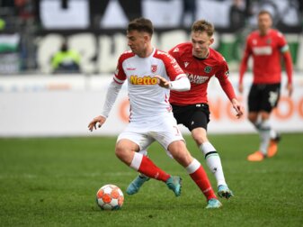 Regensburgs Max Besuschkow (l) und Hannovers Maximilian Beier kämpfen um den Ball. Regensburgs Max Besuschkow (l) und Hannovers Maximilian Beier kämpfen um den Ball.