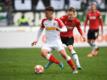 Regensburgs Max Besuschkow (l) und Hannovers Maximilian Beier kämpfen um den Ball.