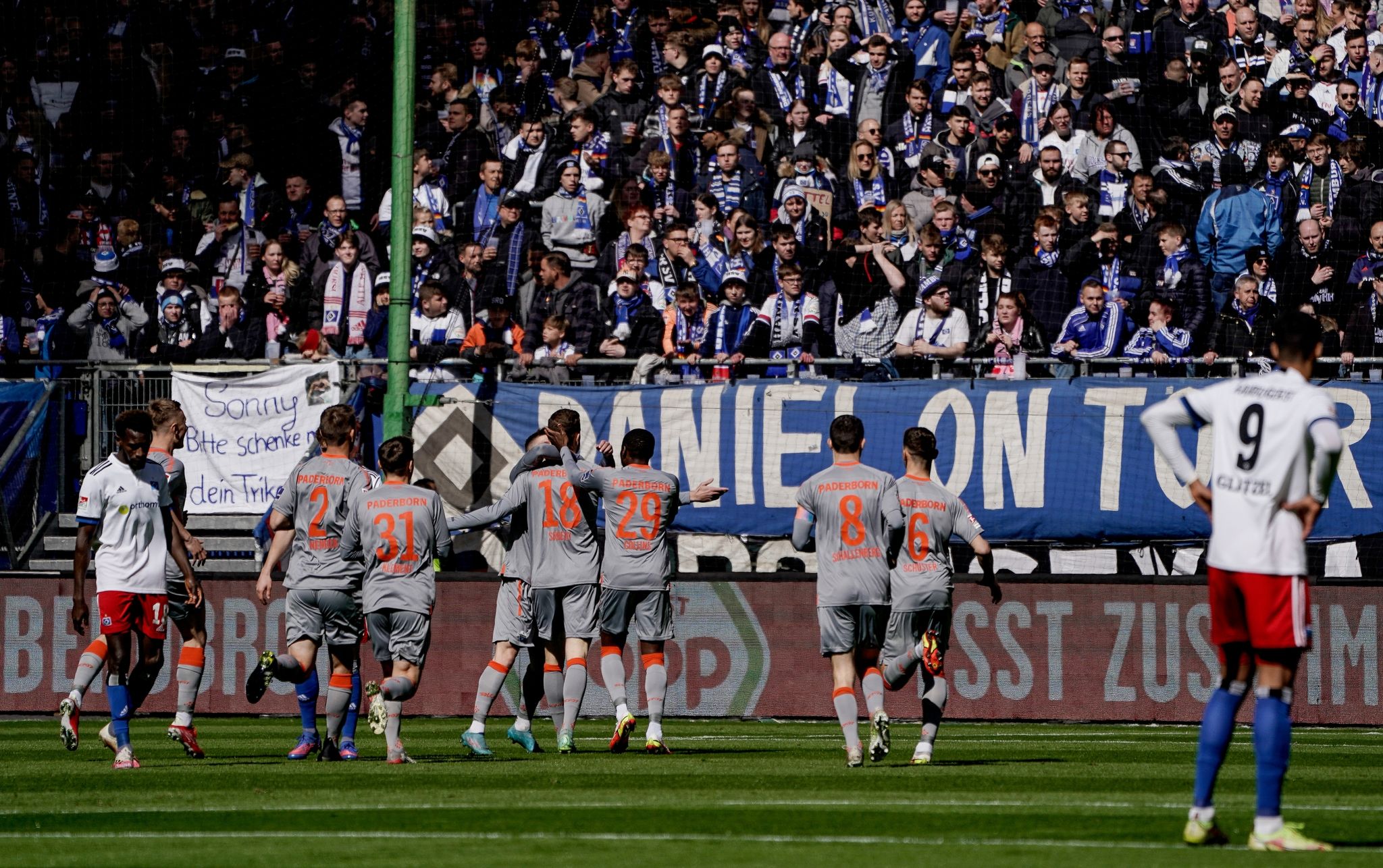 Paderborns Spieler bejubeln die frühe Führung in Hamburg.