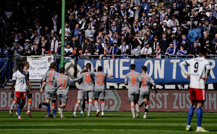 Paderborns Spieler bejubeln die frühe Führung in Hamburg.