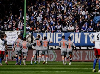 Paderborns Spieler bejubeln die frühe Führung in Hamburg. Paderborns Spieler bejubeln die frühe Führung in Hamburg.