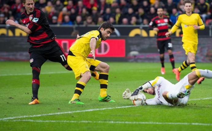 Dortmunds Sokratis (M) erlitt im Spiel gegen Leverkusen eine Verletzung im Adduktorenbereich. Foto: Marius Becker