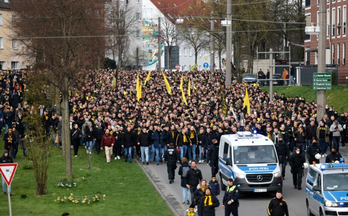 BVB-Fans ziehen durch die Dortmunder Innenstadt.