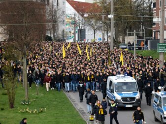 BVB-Fans ziehen durch die Dortmunder Innenstadt. BVB-Fans ziehen durch die Dortmunder Innenstadt.