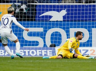 Bochums Takuma Asano (l) schießt das Tor zum 2:1. Bochums Takuma Asano (l) schießt das Tor zum 2:1.