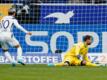 Bochums Takuma Asano (l) schießt das Tor zum 2:1.