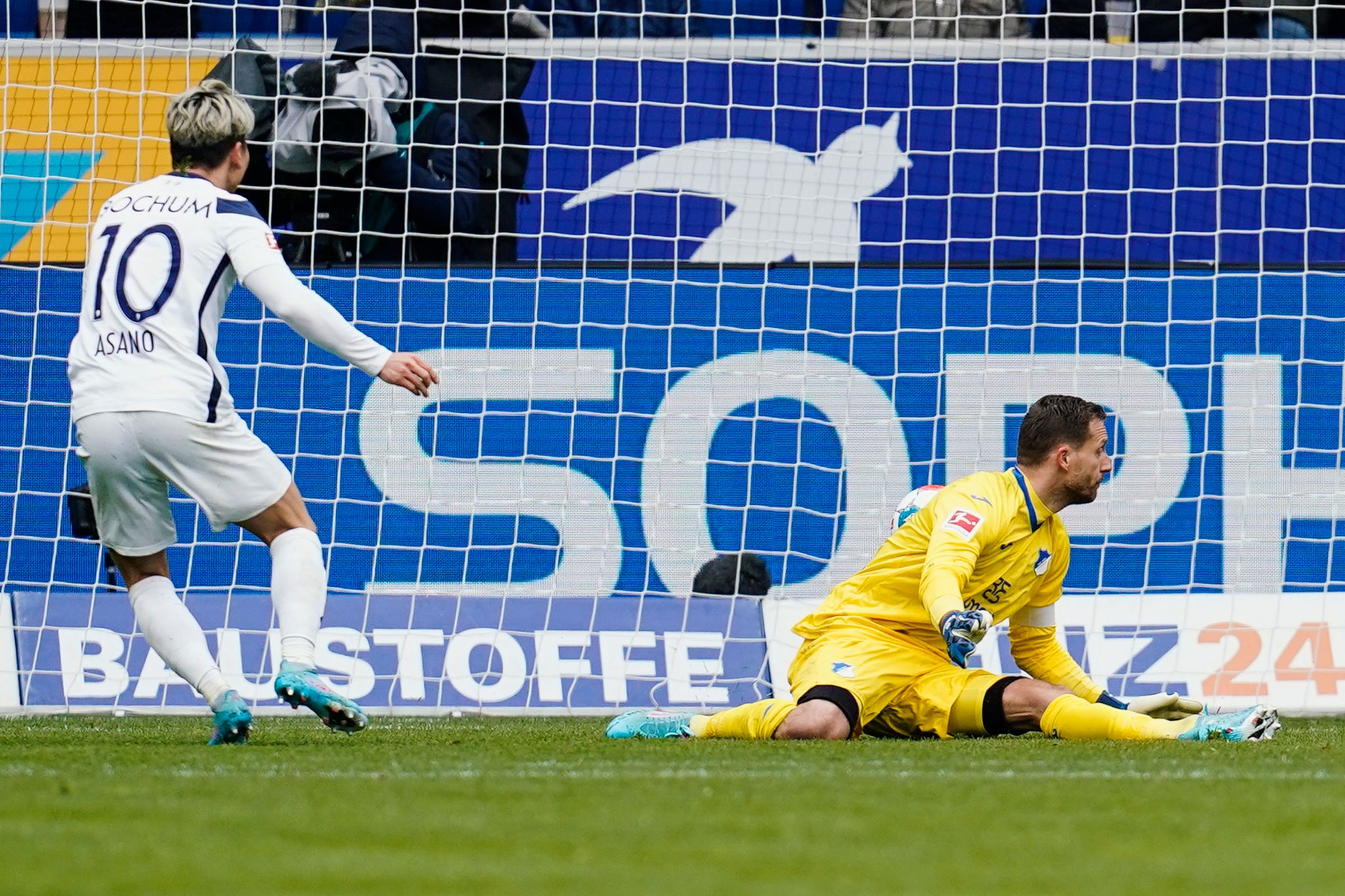 Bochums Takuma Asano (l) schießt das Tor zum 2:1.