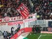 Die Bayern lassen sich nach dem Tor zum 1:0 in Freiburg vor dem Gästeblock feiern.