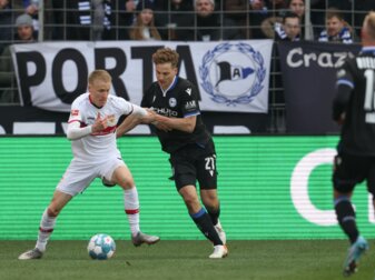 Stuttgarts Chris Führich (l) schirmt den Ball gegen Bielefelds Cedric Brunner ab. Stuttgarts Chris Führich (l) schirmt den Ball gegen Bielefelds Cedric Brunner ab.