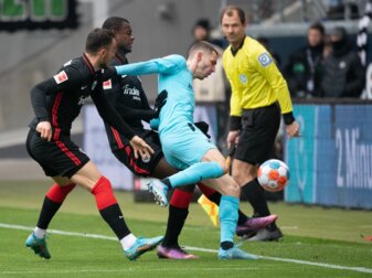 Fürths Branimir Hrgota (r) wird von den Frankfurtern Filip Kostic (l) und Evan Ndicka in die Zange genommen. Fürths Branimir Hrgota (r) wird von den Frankfurtern Filip Kostic (l) und Evan Ndicka in die Zange genommen.