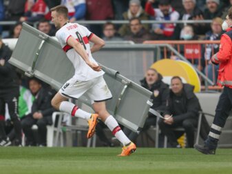 Stuttgarts Sasa Kalajdzic rennt mit der Trage über den Platz. Stuttgarts Sasa Kalajdzic rennt mit der Trage über den Platz.