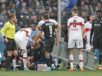 Der Bielefelder Fabian Klos wird auf dem Platz behandelt. Der Bielefelder Fabian Klos wird auf dem Platz behandelt.