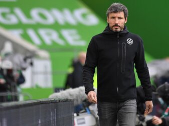 Auch der damalige Wolfsburg-Coach Mark van Bommel leistete sich einen Wechselfehler. Auch der damalige Wolfsburg-Coach Mark van Bommel leistete sich einen Wechselfehler.