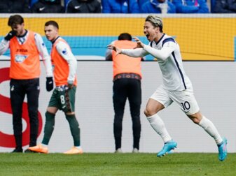 Der Japaner Takuma Asano erzielte zwei Treffer gegen 1899 Hoffenheim. Der Japaner Takuma Asano erzielte zwei Treffer gegen 1899 Hoffenheim.