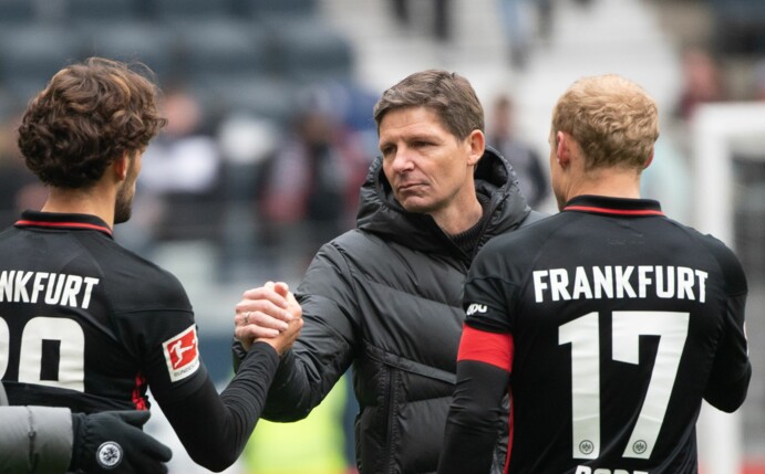 Frankfurts Trainer Oliver Glasner (M) bedankt sich nach dem Spiel bei Goncalo Paciencia (l) und Sebastian Rode.
