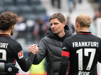 Frankfurts Trainer Oliver Glasner (M) bedankt sich nach dem Spiel bei Goncalo Paciencia (l) und Sebastian Rode. Frankfurts Trainer Oliver Glasner (M) bedankt sich nach dem Spiel bei Goncalo Paciencia (l) und Sebastian Rode.