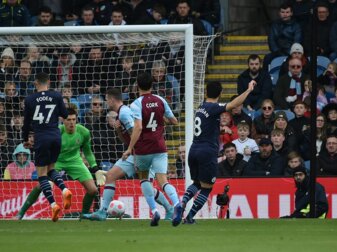Ilkay Gundogan (r) trifft zum 2:0 für Manchester City.