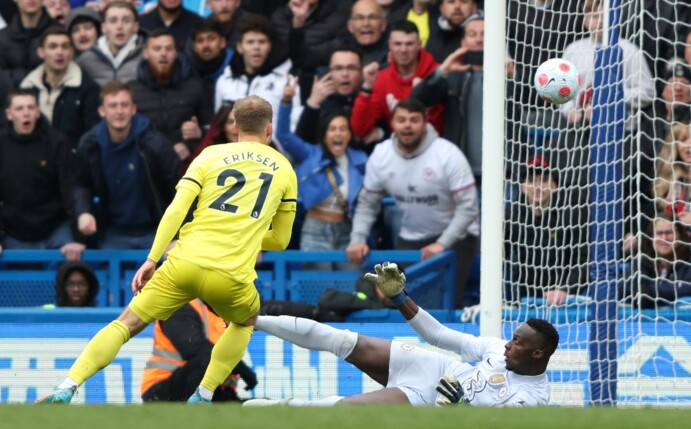 In der Premier League, FC Chelsea gegen FC Brentford, schießt Christian Eriksen (l) das 1:2 für Brentford.