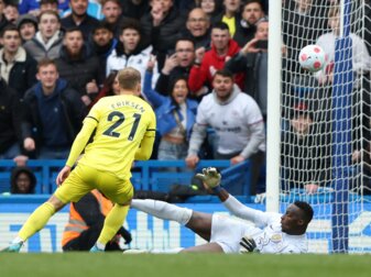 In der Premier League, FC Chelsea gegen FC Brentford, schießt Christian Eriksen (l) das 1:2 für Brentford. In der Premier League, FC Chelsea gegen FC Brentford, schießt Christian Eriksen (l) das 1:2 für Brentford.