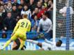 In der Premier League, FC Chelsea gegen FC Brentford, schießt Christian Eriksen (l) das 1:2 für Brentford.