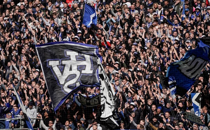 Die Fans des HSV feiern vor Beginn des Spiels auf der Nordtribüne - vor der 1:2-Heimpleite.