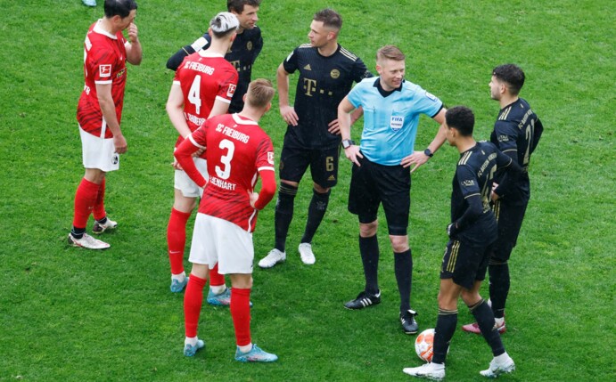Der Wechselfehler in der Partie des SC Freiburg gegen den FC Bayern München sorgte für viel Diskussionsstoff.