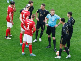 Der Wechselfehler in der Partie des SC Freiburg gegen den FC Bayern München sorgte für viel Diskussionsstoff. Der Wechselfehler in der Partie des SC Freiburg gegen den FC Bayern München sorgte für viel Diskussionsstoff.