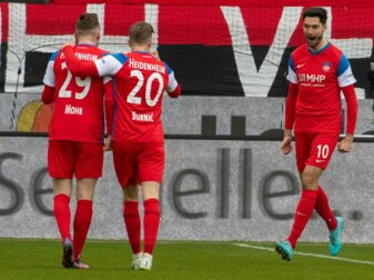 Heidenheims Tim Kleindienst (r) jubelt nach seinem Treffer zum 1:0 gegen den 1. FC Nürnberg.