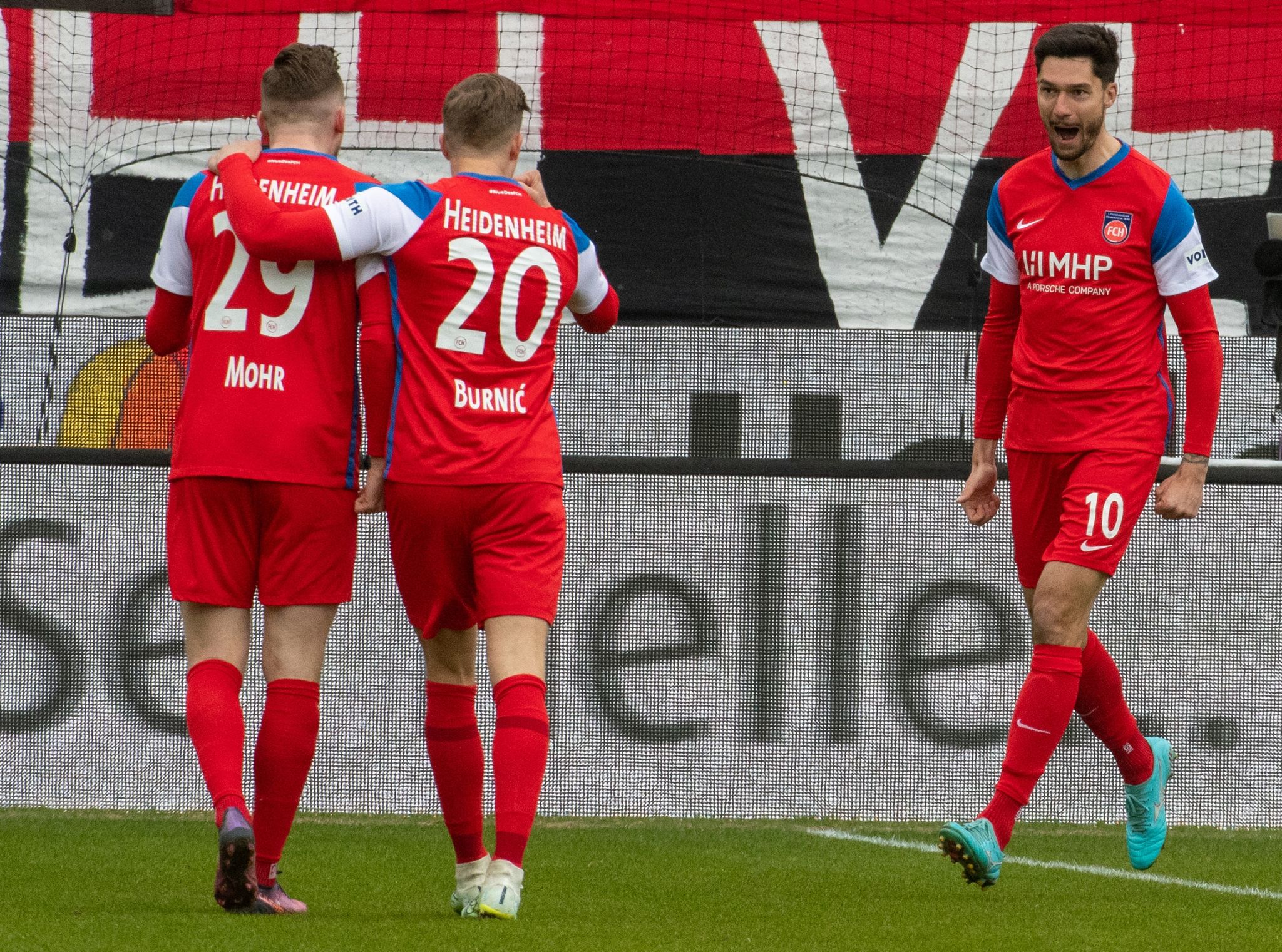 Heidenheims Tim Kleindienst (r) jubelt nach seinem Treffer zum 1:0 gegen den 1. FC Nürnberg.