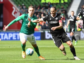 Werder Bremens Niklas Schmidt (l) und Sandhausens Dennis Diekmeier messen sich im Zweikampf. Werder Bremens Niklas Schmidt (l) und Sandhausens Dennis Diekmeier messen sich im Zweikampf.