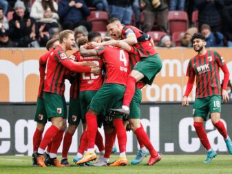 Der FC Augsburg feierte im Abstiegskampf einen wichtigen Sieg. Der FC Augsburg feierte im Abstiegskampf einen wichtigen Sieg.
