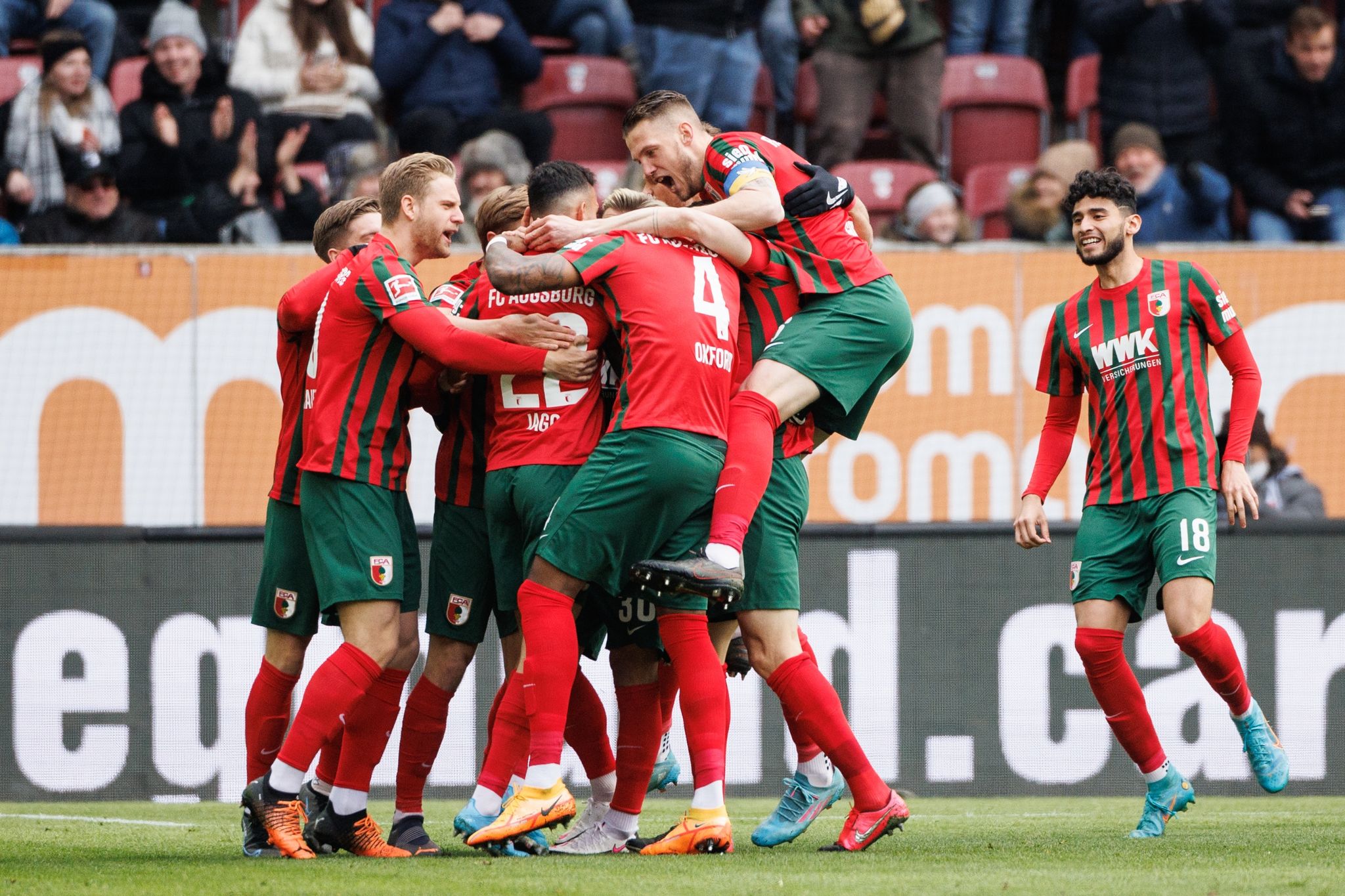 Der FC Augsburg feierte im Abstiegskampf einen wichtigen Sieg.