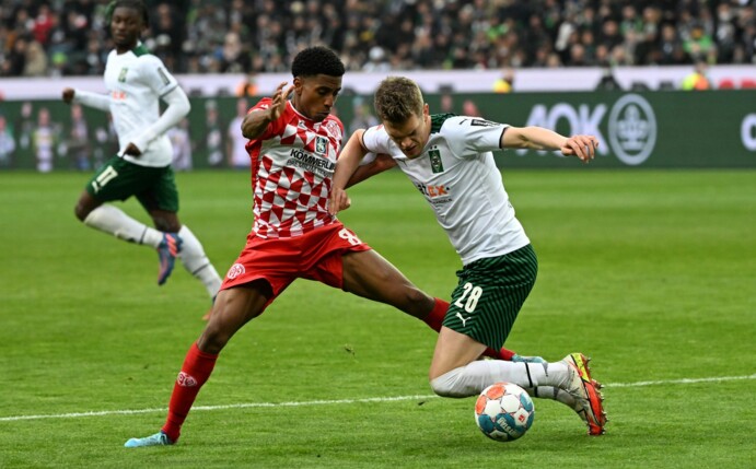 Der Mainzer Leandro Barreiro (l) bringt Mönchengladbachs Matthias Ginter zu Fall.